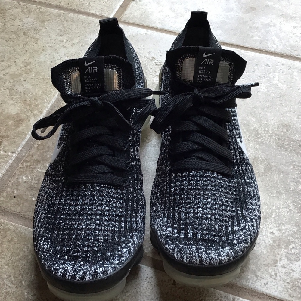 Nike Black and White Flyknit Women’s Sneakers - Picture 4 of 7